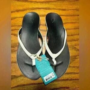 OluKai Women's Ho'Opio White Patent Leather Flip Flop Thong Sandals Size 11